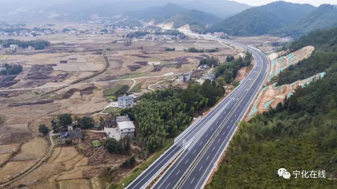 2日,在三明宁化县泉上镇上空俯瞰,莆炎高速公路犹如长龙盘卧森林之上