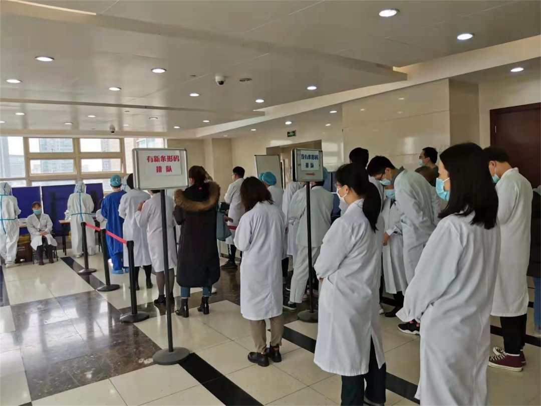全院全员应检尽检上海各大医疗机构紧急展开核酸检测