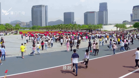 建南大礼堂演出 歌手和话剧演员们一同走出礼堂 厦大学子齐聚上弦场