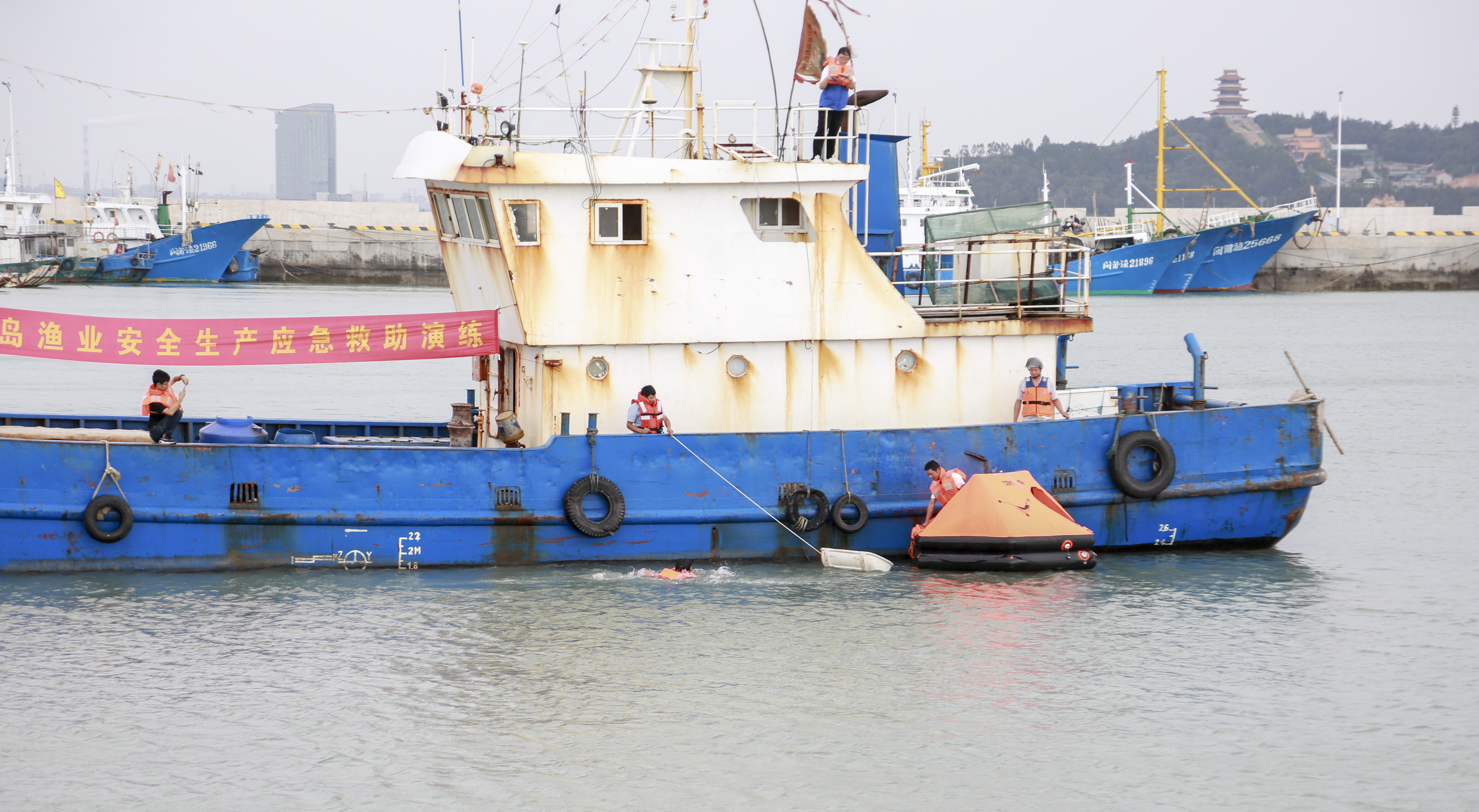 湄洲岛海域渔船突发火情船员跳海真相来了