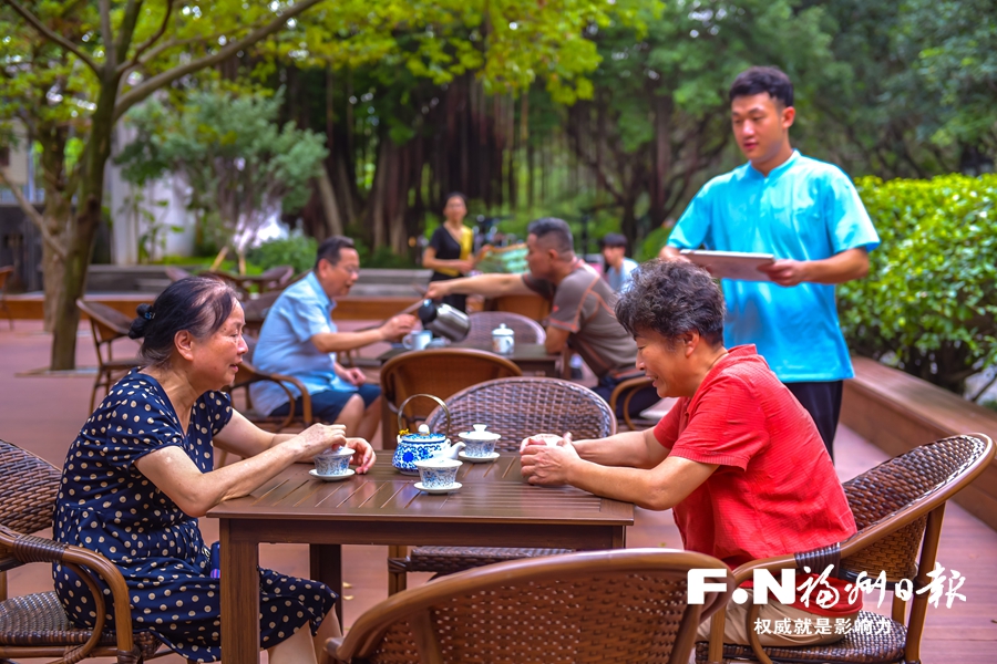 市民在左海公园大众茶馆喝茶.陈暖 摄