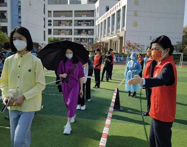 泉州市政协机关下沉一线抗疫工作队(魏榕海 摄)泉州市政协委员组织