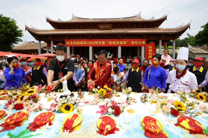 各地妈祖宫庙方阵护送妈祖銮驾,妈祖圣像沿灵慈西宫,灵慈东宫,直抵