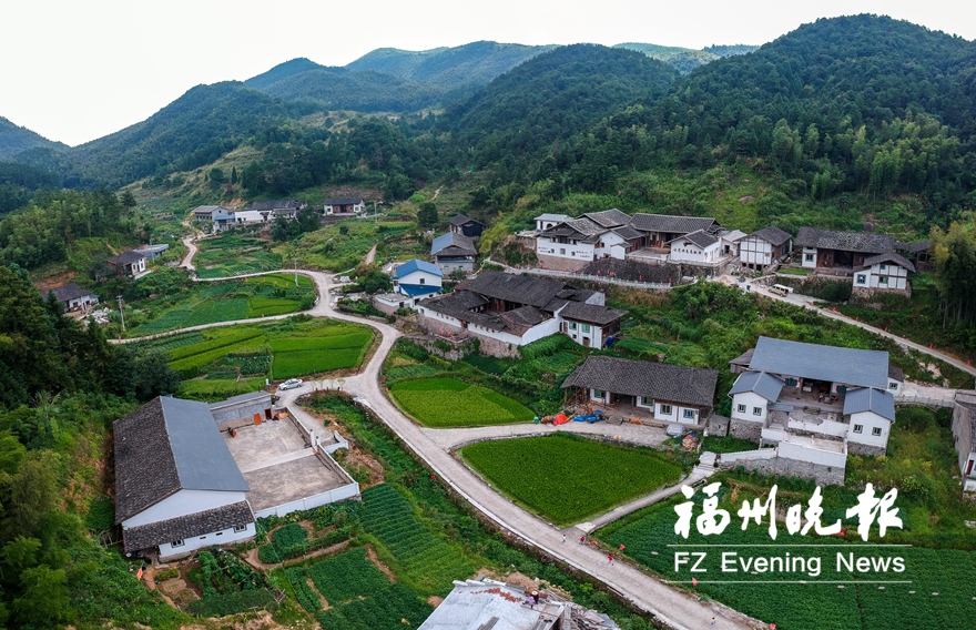 罗源磹石展开这幅"富村山居图"