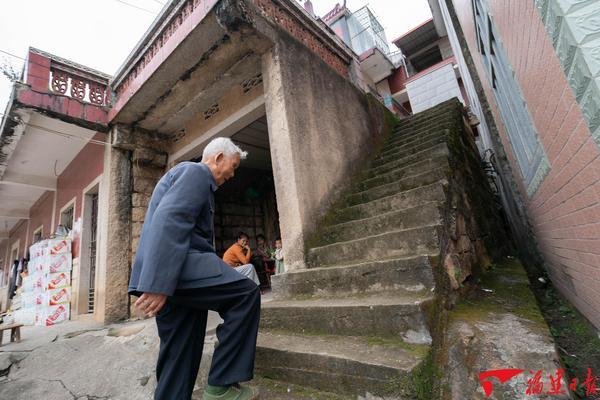 95岁的吴清波，身板依旧硬朗，每天他都会走上屋后的台阶去村里的老人活动室。