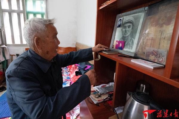 在床边的柜子上，吴清波摆放着自己从军时的照片，和在朝鲜战场获得的荣誉。