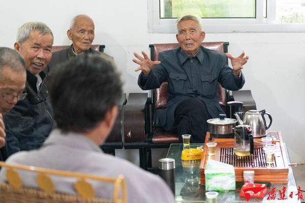 在村里的老人活动室，吴清波与朋友们喝茶聊天。