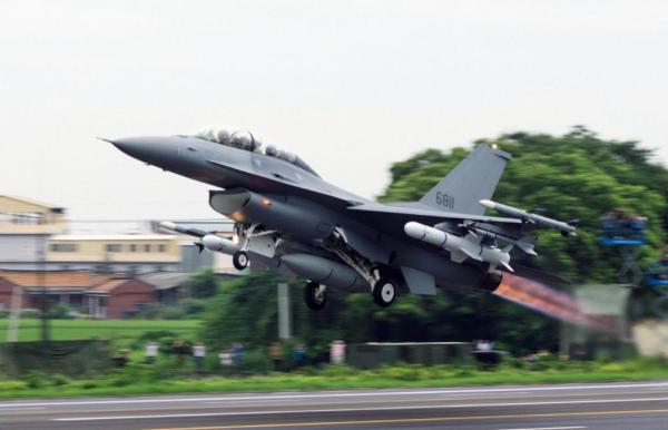 台军f-16战机夜航失踪,民进党政客又要买新机?