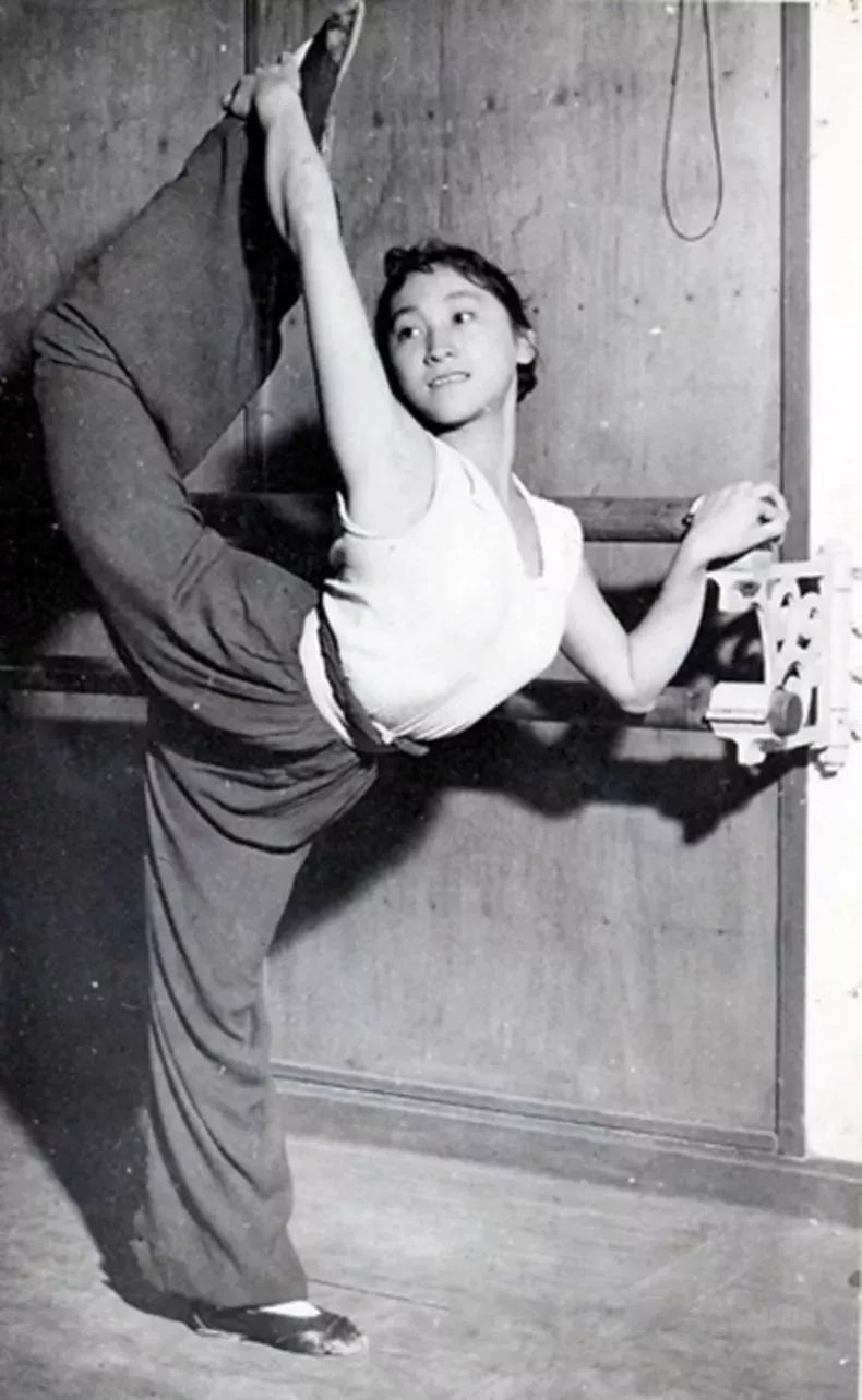 陈爱莲成为这个学校的第一批学生北京舞蹈学院成立1954年,新中国第一