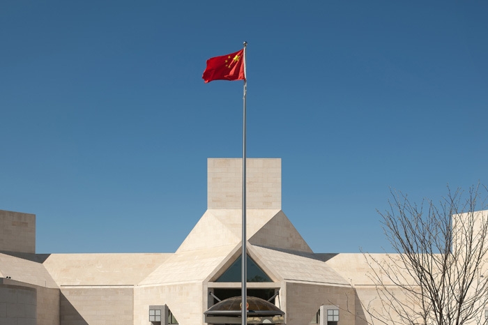 头条21日,中国驻美国使馆发言人就"五眼联盟"国家涉港声明发表谈话.