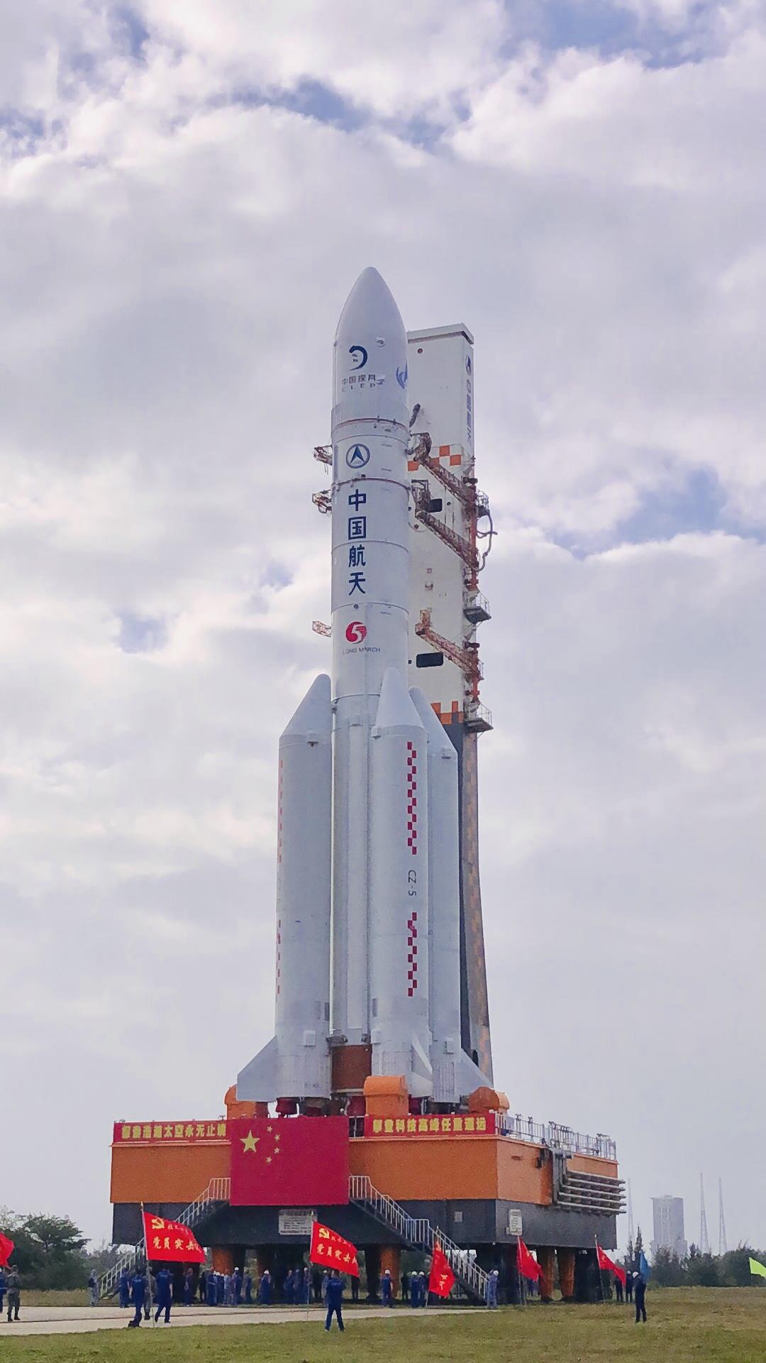遥五运载火箭和嫦娥五号探测器在中国文昌航天发射场完成垂直转运至发