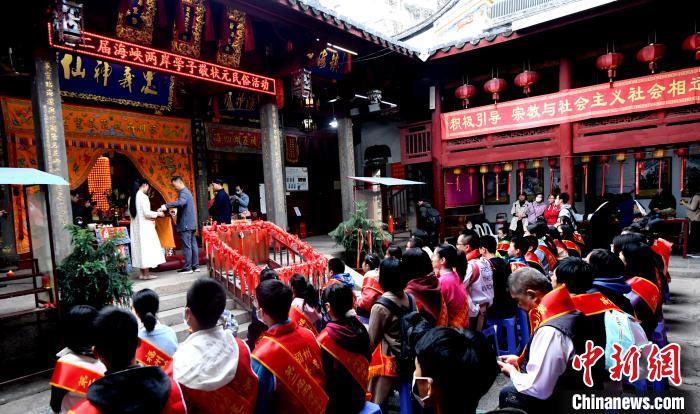 第二届“两岸学子敬状元”民俗活动在福州台江勅建万寿尚书庙举行。　记者刘可耕 摄