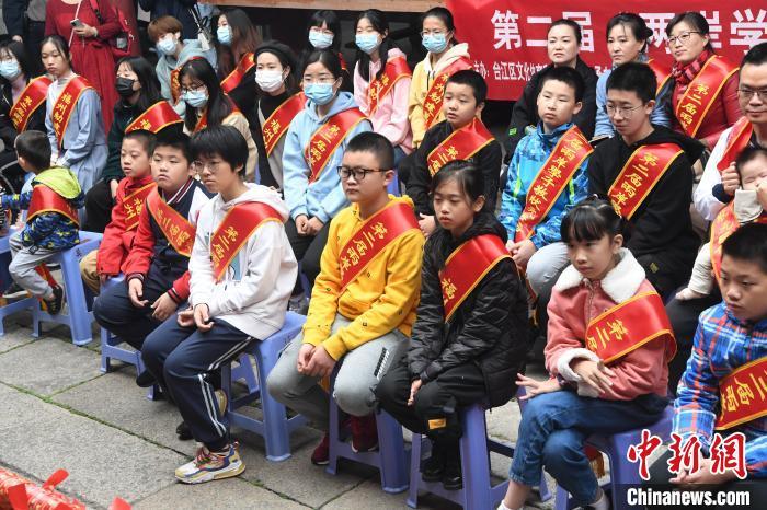 两岸学子观摩茶道表演“非遗状元红”。　记者刘可耕 摄
