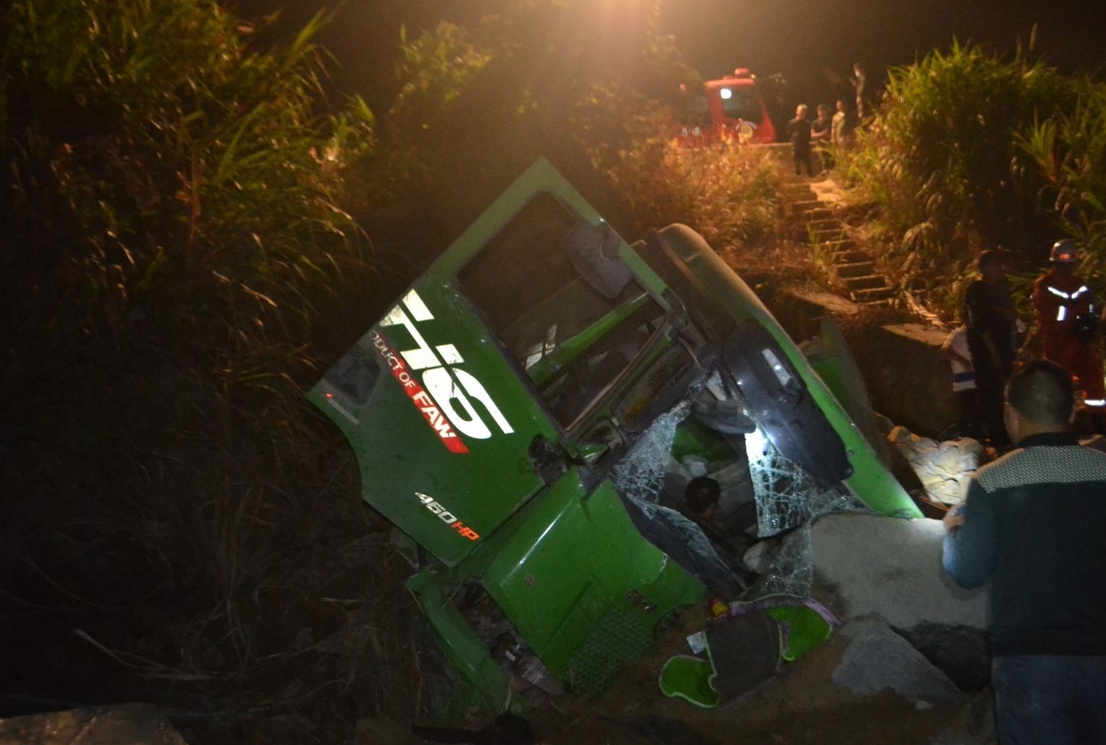 紧急救援!霞浦一渣土车坠崖,司机被困