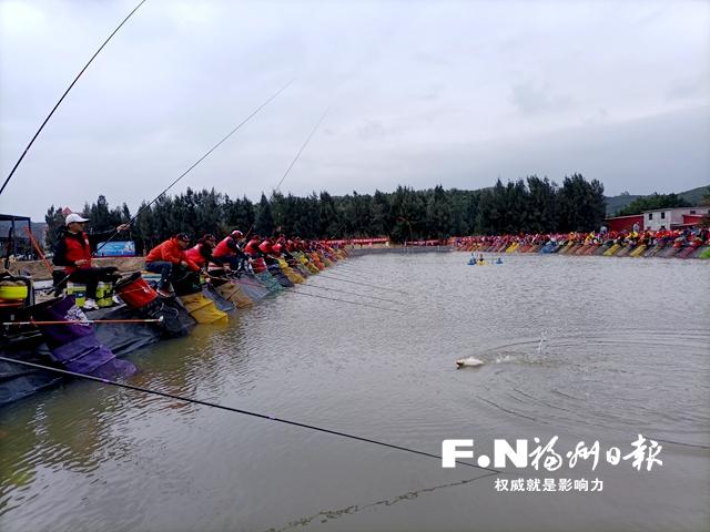 福州钓鱼大赛举行 福建首家乡村国际垂钓基地开塘