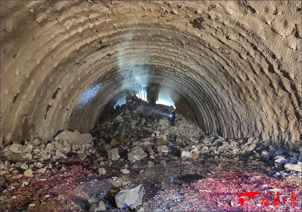 龙岩永定:靖永高速高头隧道左线顺利贯通