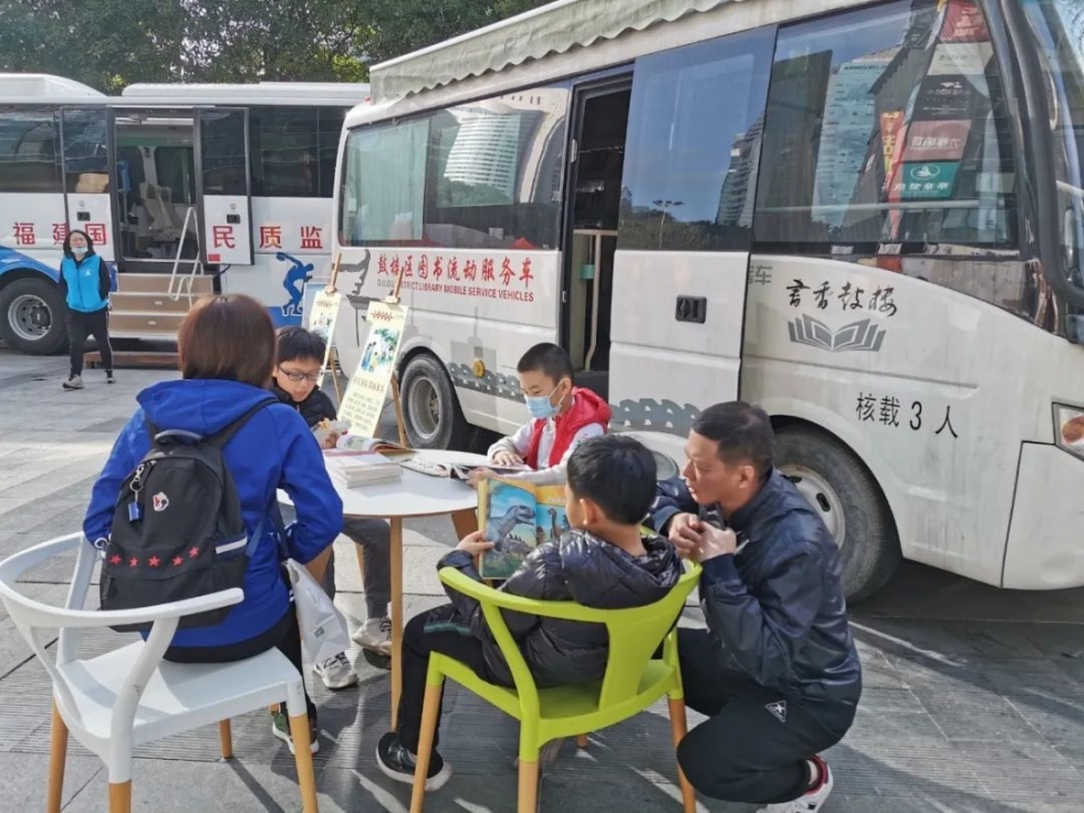 鼓楼区图书馆流动图书车来啦!百余册图书杂志任你挑选