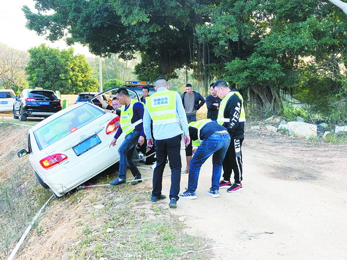 轿车悬停坡顶进退两难两车八人配合精准施救