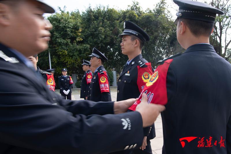 漳州市公安局巡特警支队直属大队(简称"漳州110)举行新警授袖标仪式