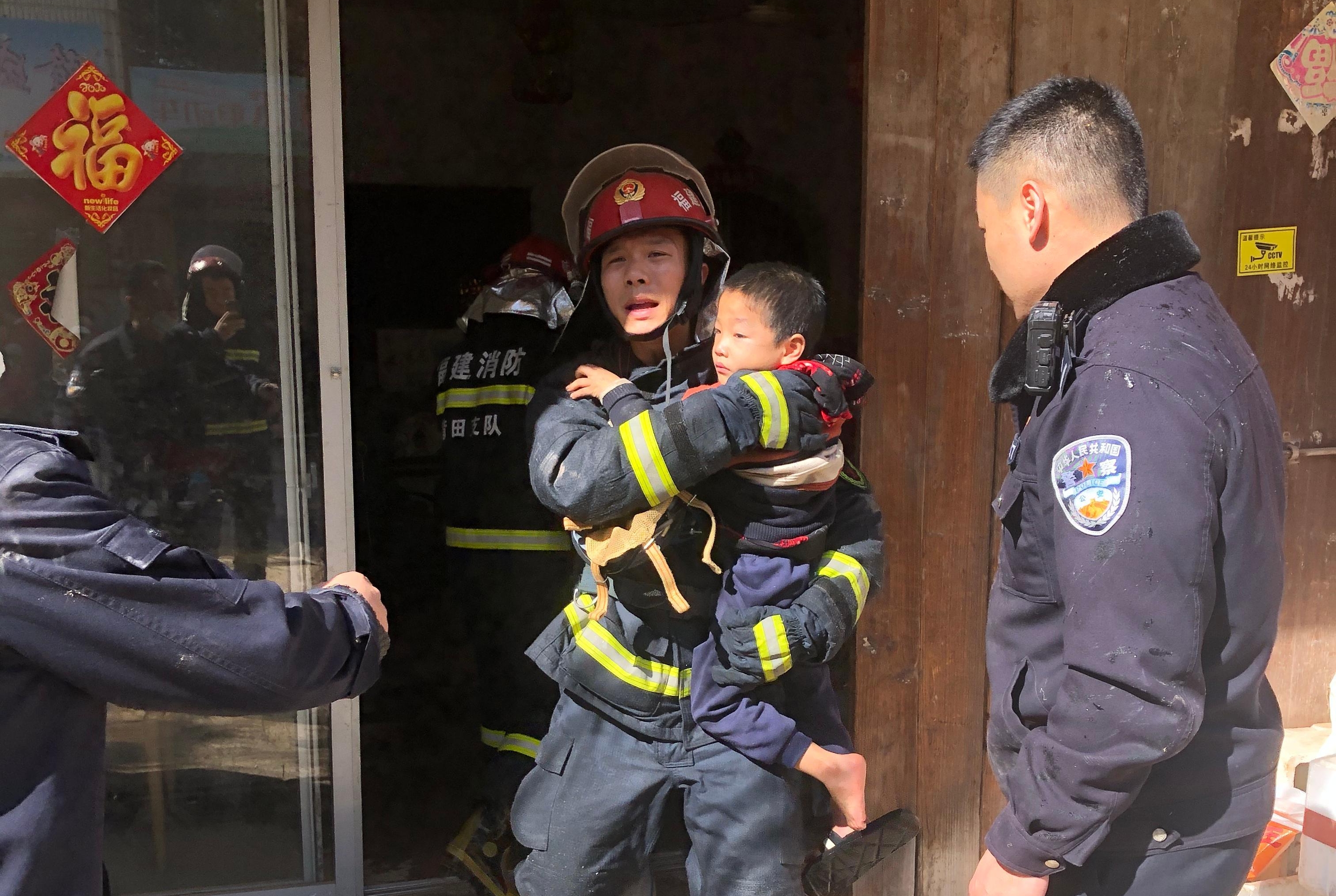 莆田7岁"熊孩子"放假玩火 把自家房子烧了