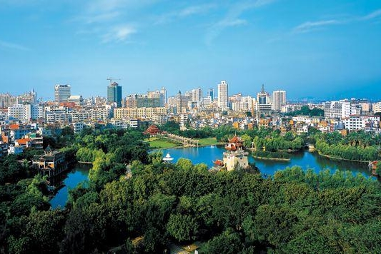 泉州昨日受新一波冷空气影响,沿海八九级大风喧嚣,寒意增强,泉州市区