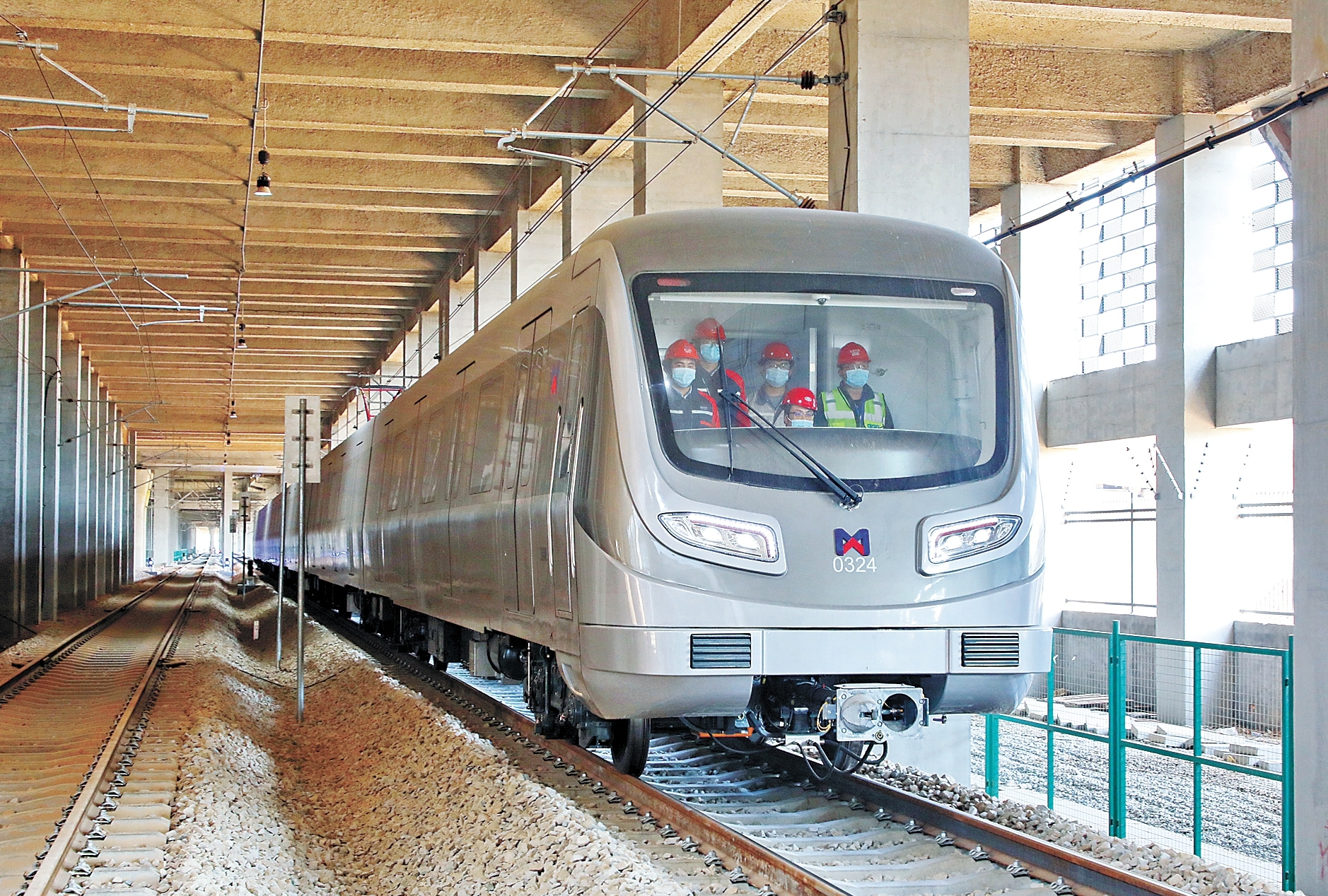 厦门1月14日,地铁3号线蔡厝车辆段试车线,工作人员正在对列车进行动态