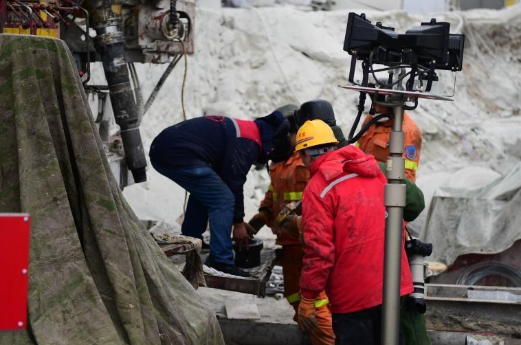 山东栖霞金矿事故进展:5中段被困矿工顺利转场4号钻孔处