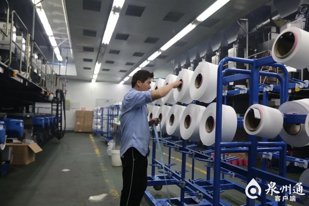 在鲤城区南环路的福建省鸿福化纤实业有限公司,记者看到每个生产车间