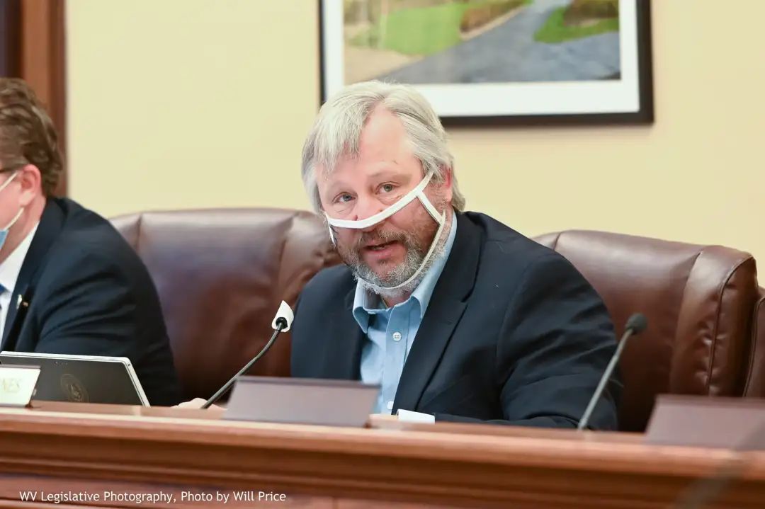 美国新冠死者突破50万仍有州议员以身作则嘲笑口罩令