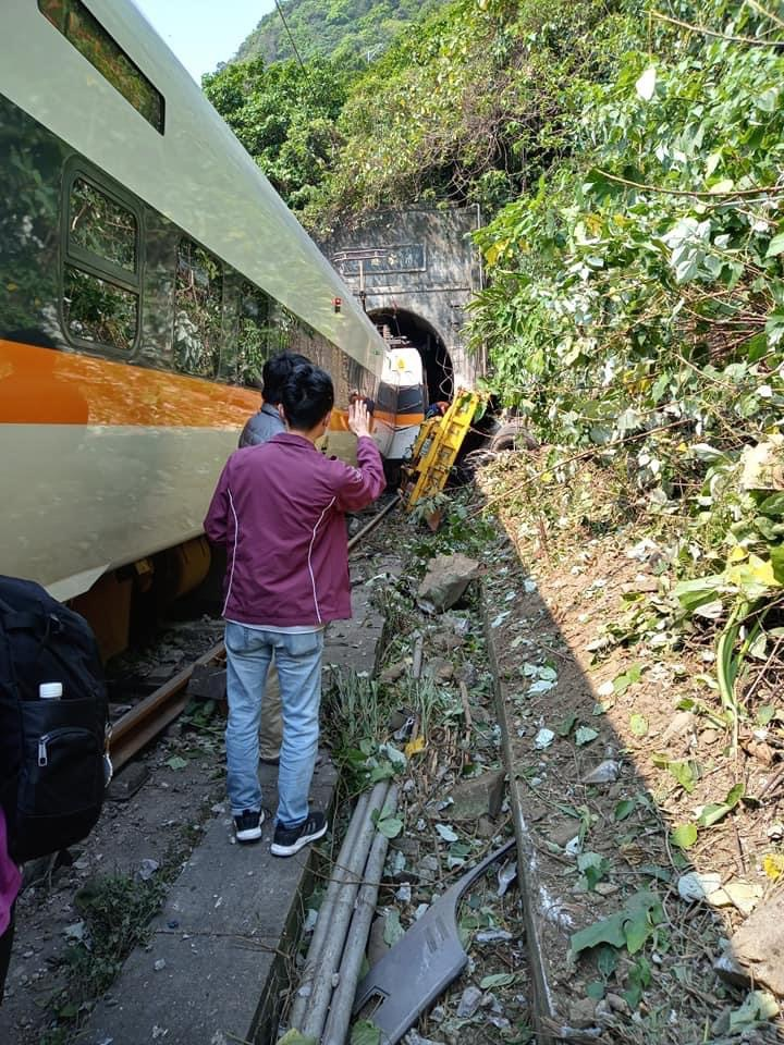 臺鐵太魯閣列車在花蓮出軌卡隧道,工程車墜坡砸火車,傷亡不明