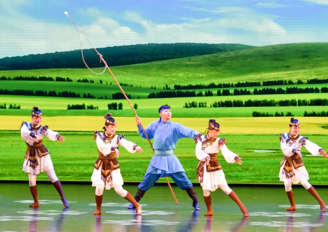 今晚,"红色文艺轻骑兵"乌兰牧骑文艺演出在南平大剧院精彩上演