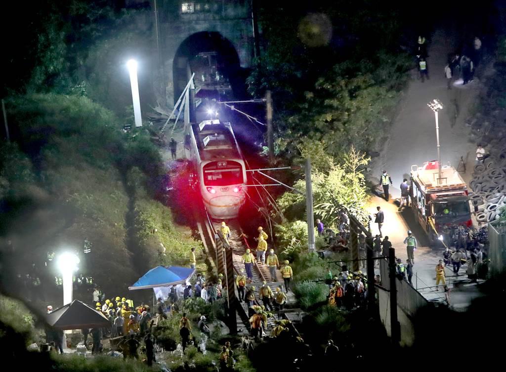 台湾爆发最严重铁路交通事故，黄暐瀚沉痛：犯错的人跑不掉