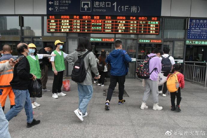 福州火车站迎清明假日旅客出行高峰