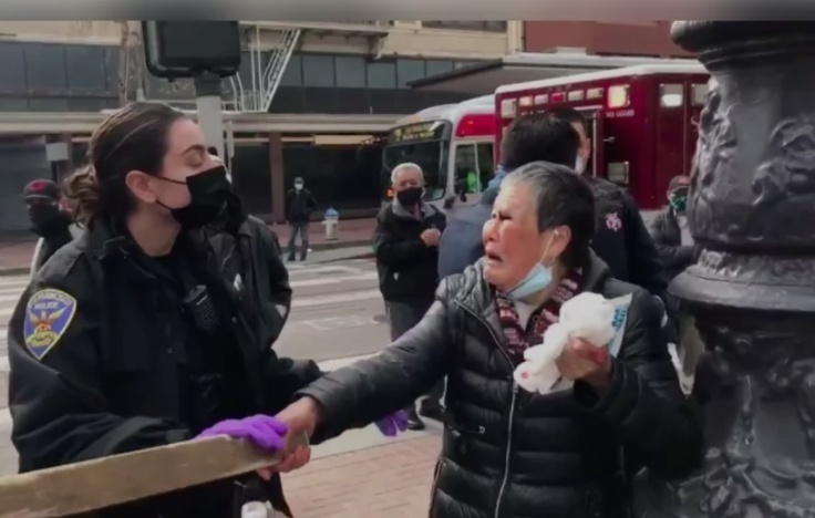 日前在美国旧金山街头,76岁华裔老太谢萧珍遭白人男子无端殴打,被迫