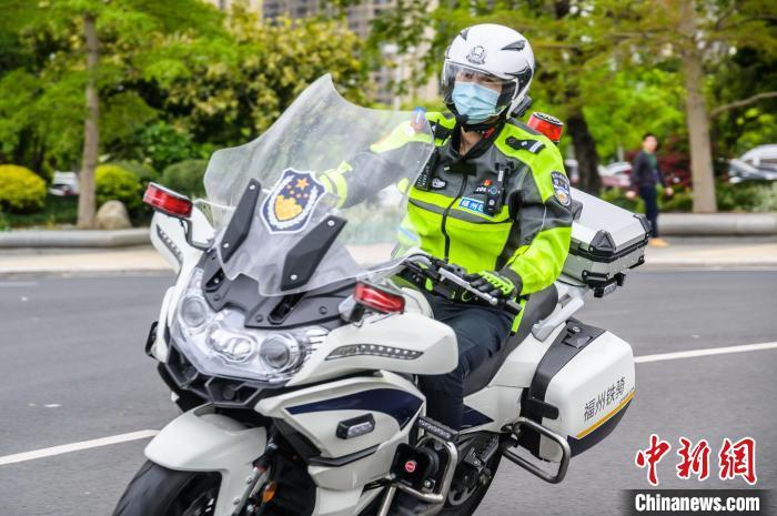 福州首支女子骑警队：女警风范一“骑”当先