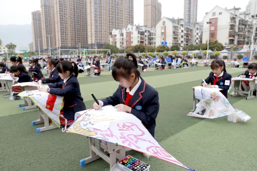 "书墨两香进校园 礼赞百年心向党" 宁德市华侨小学举办百人现场书写