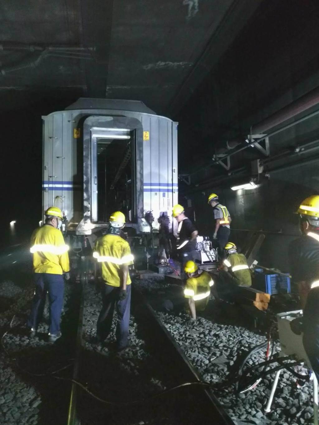台铁列车疑因撞上工程车脱轨，已致 49 人死亡，目前救援情况如何？