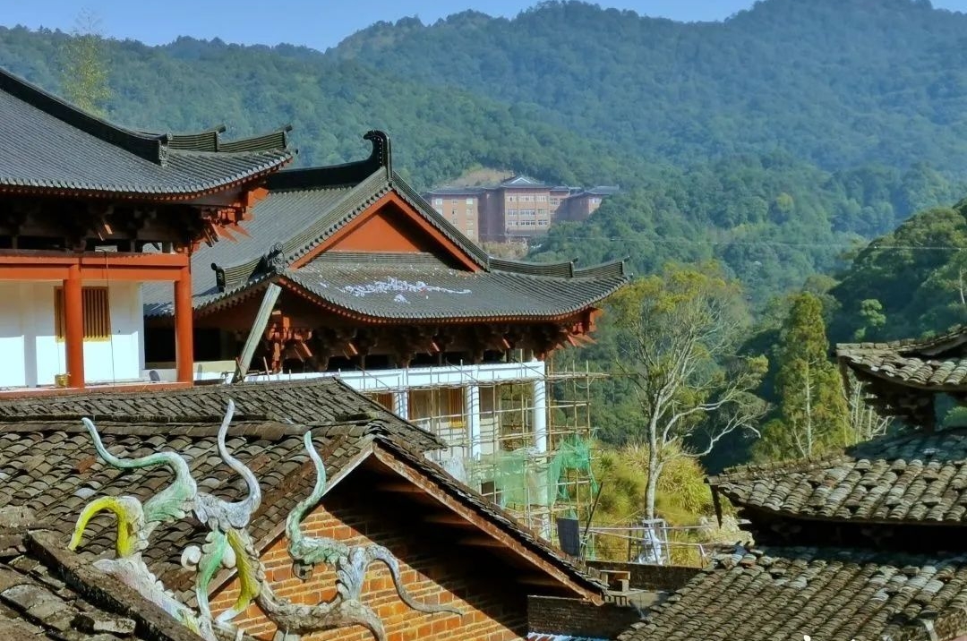 在蕉城区支提山,华严寺西南1.3公里处,有一座灵峰禅寺.
