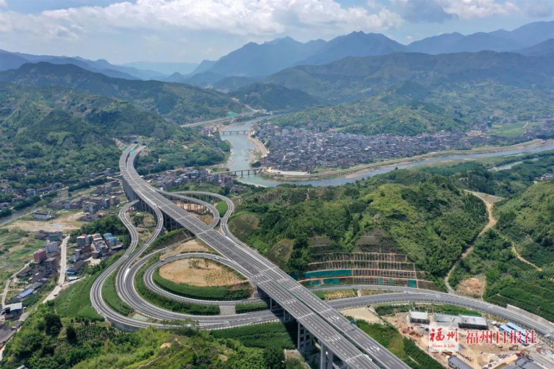 刘晓宇 从福州市区出发,沿着莆炎(福建莆田—湖南炎陵)高速一路前行