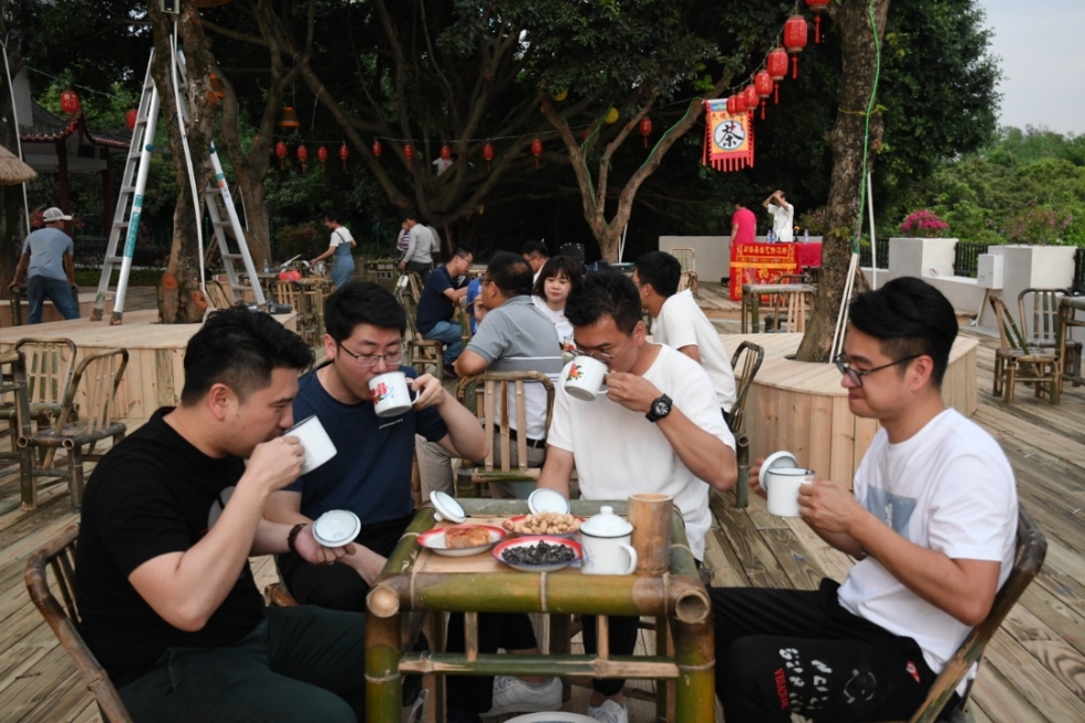 林鑫 摄据悉,福州市将进一步在全市范围推广大众茶馆建设运营.