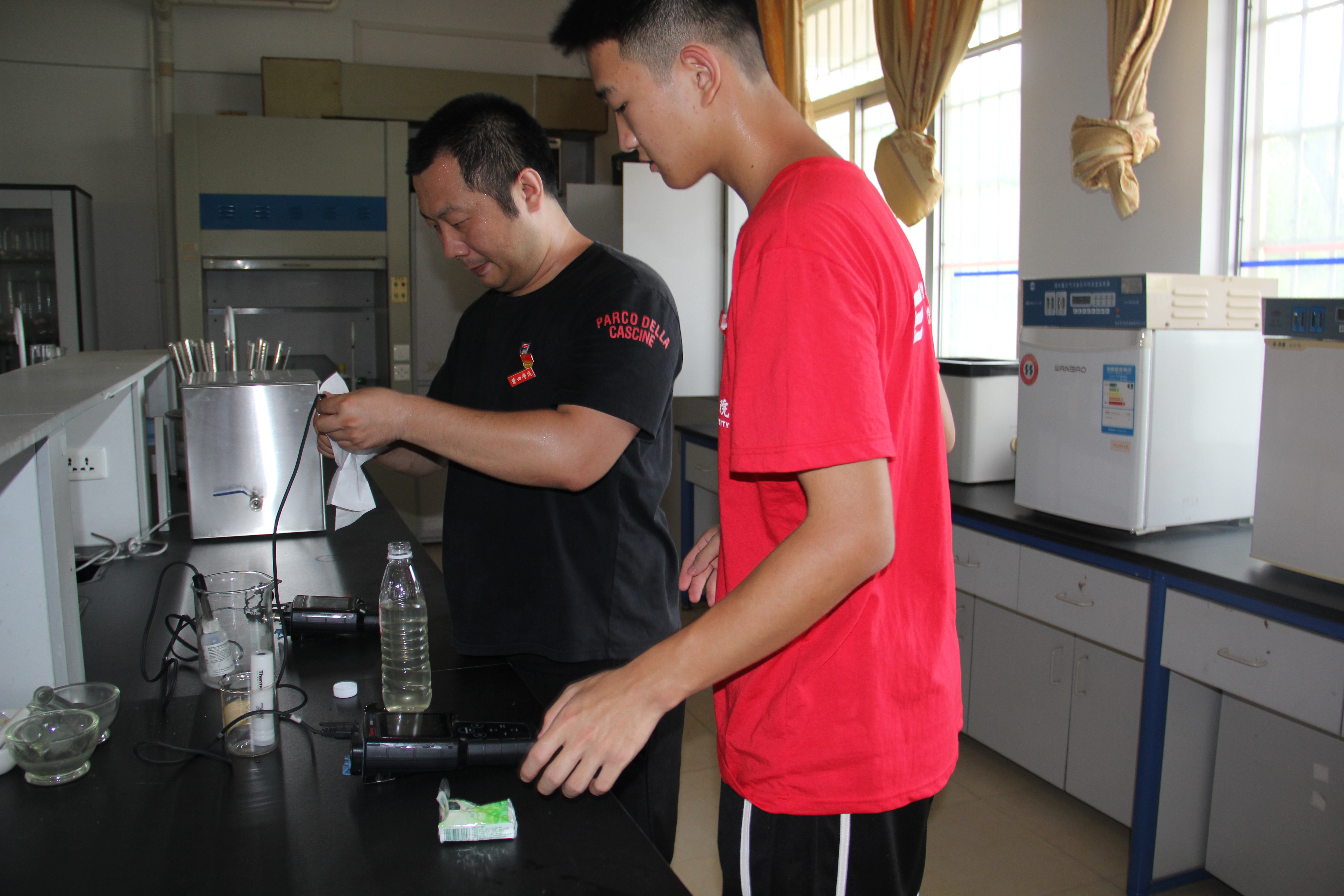 试剂瓶等,来到木兰溪的第一支流延寿溪取样并现场开展水质检测