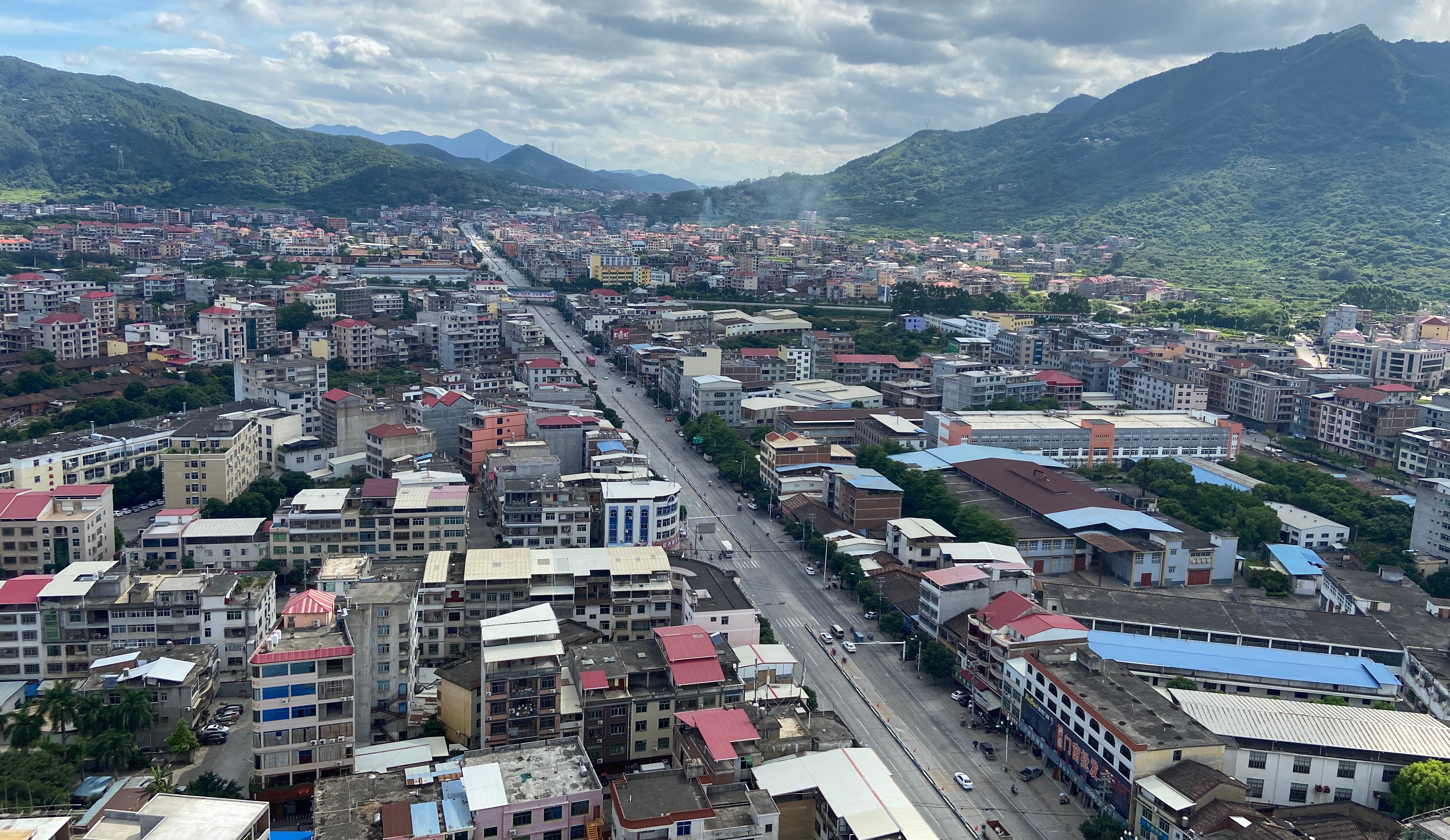 7月15日上午,仙游县委书记吴文恩带领县直有关部门负责人,深入郊尾镇