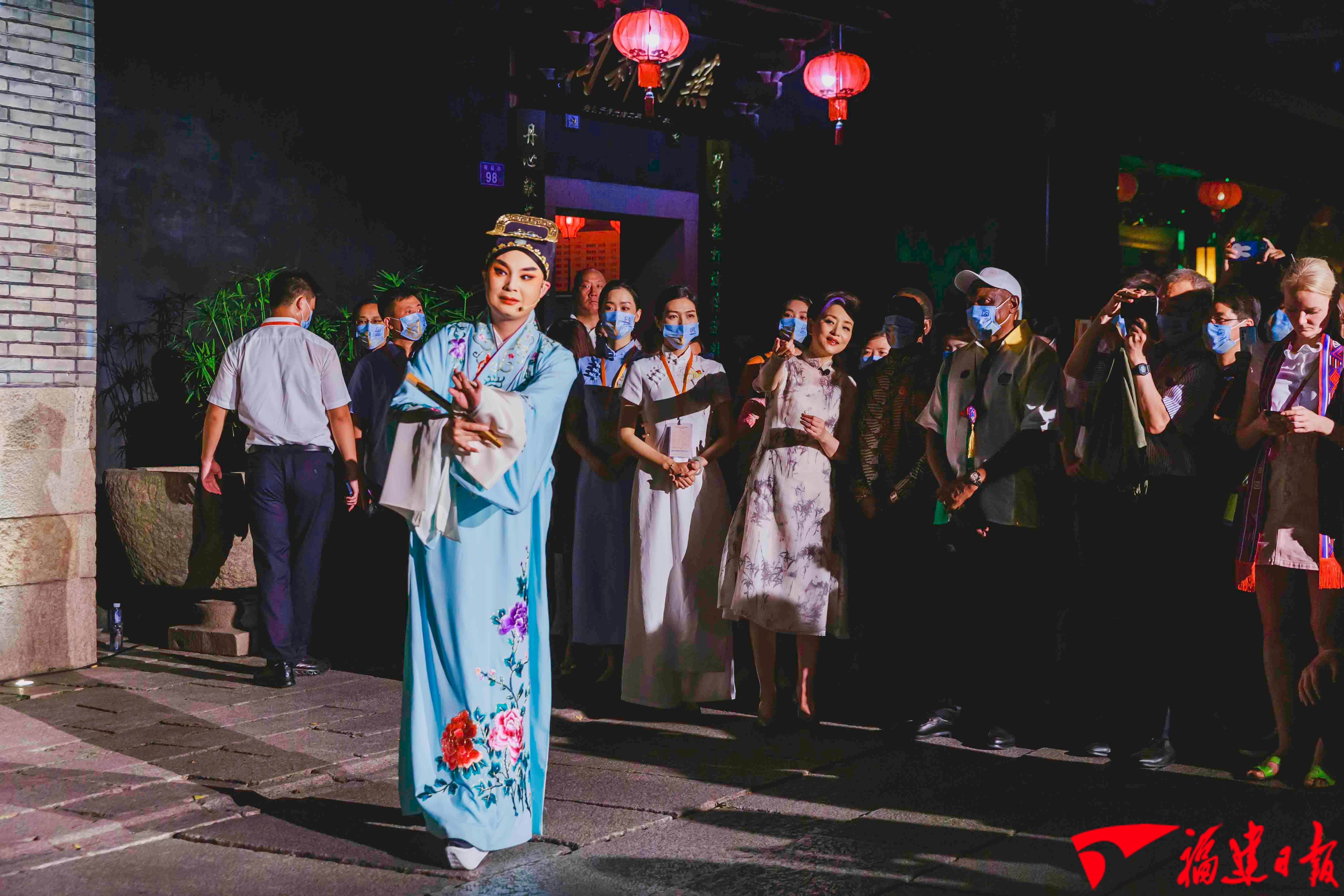 中外嘉宾共同观看寻梦坊巷沉浸式演出