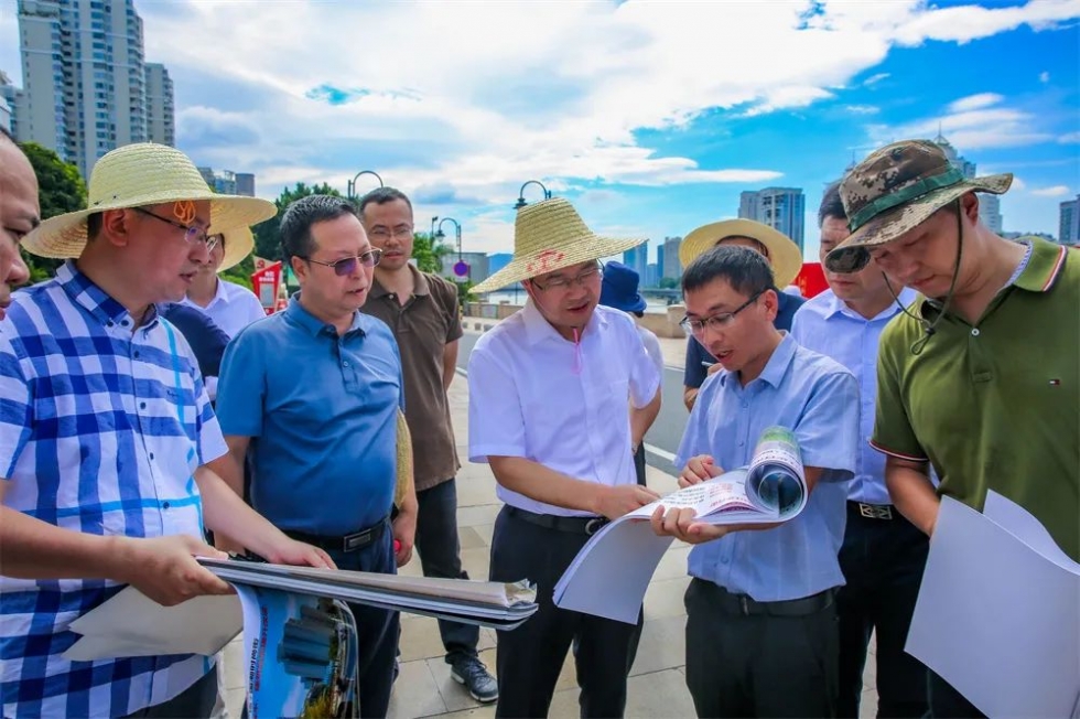 梁栋调研两江四岸整治提升工作