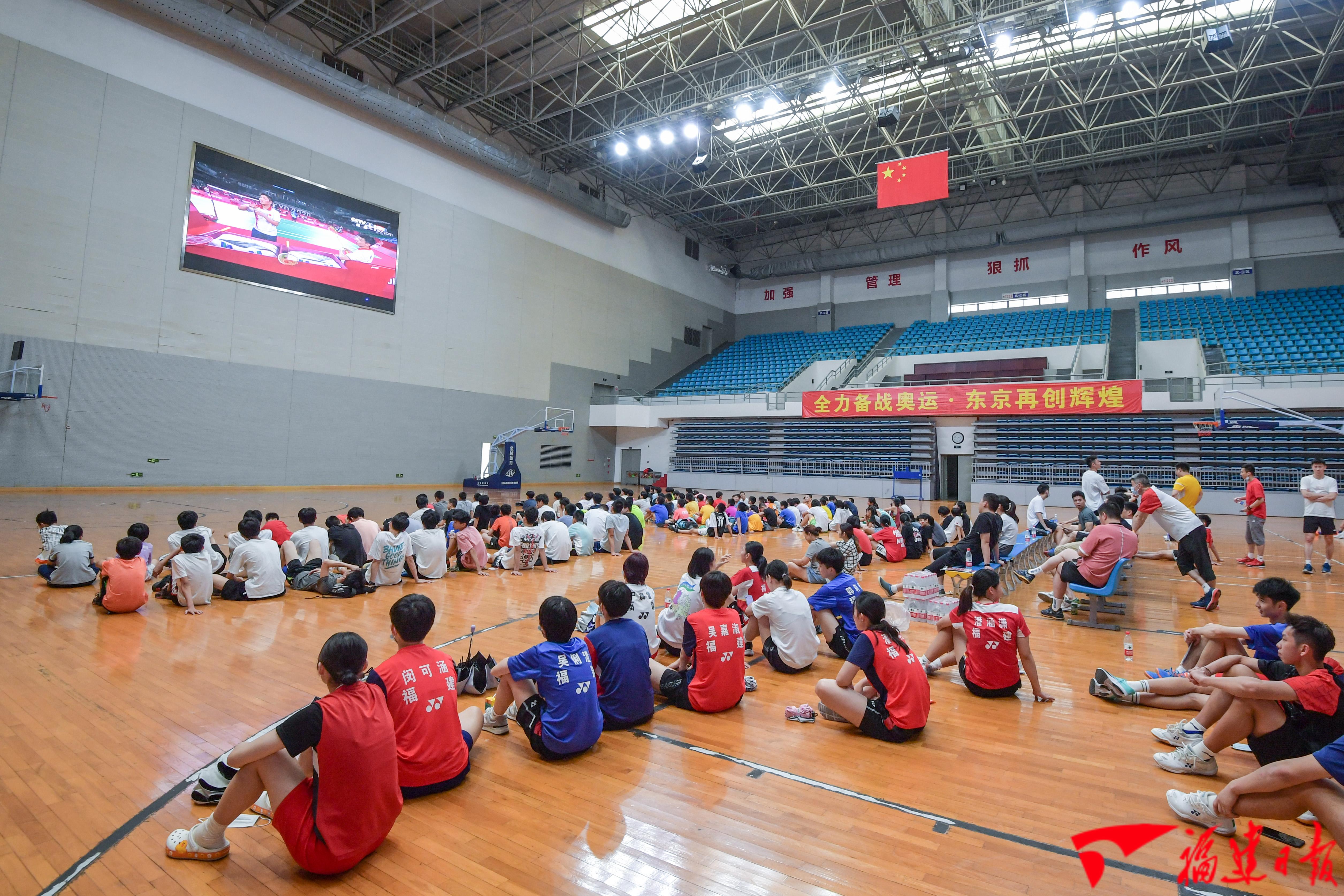 福建省青少年体校师生齐聚观看黄东萍混双决赛