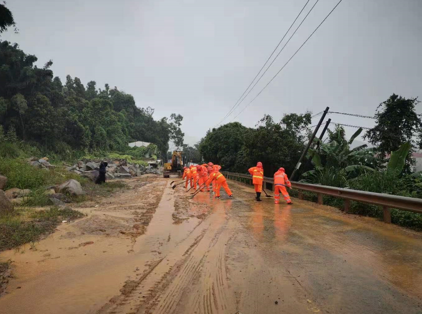 发现国道356线仙游县龙华镇金山村路段发生边坡溜方