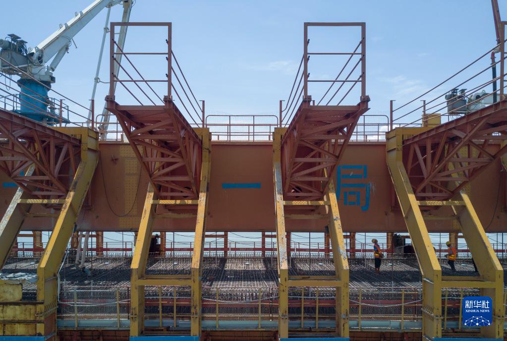 国内最大跨度高铁移动模架即将完成首次海上架梁任务