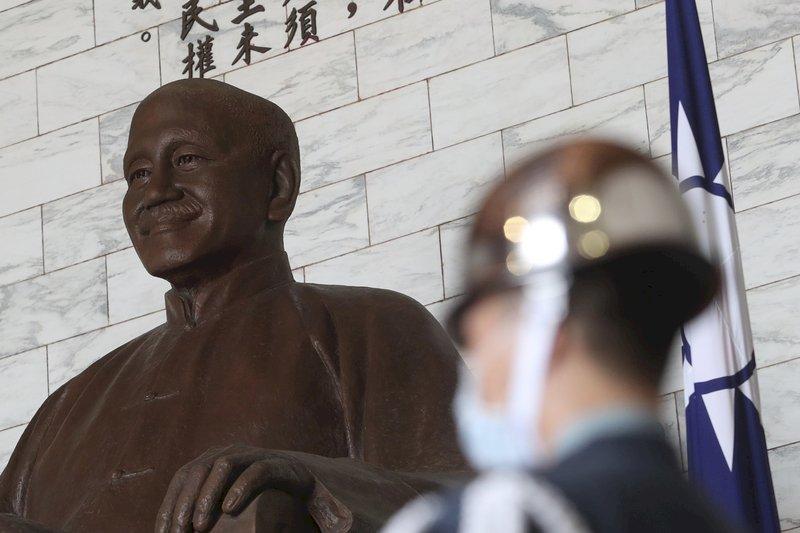 民进党要拆蒋介石铜像，吴斯怀怒喊：台湾的日本神社也拆了