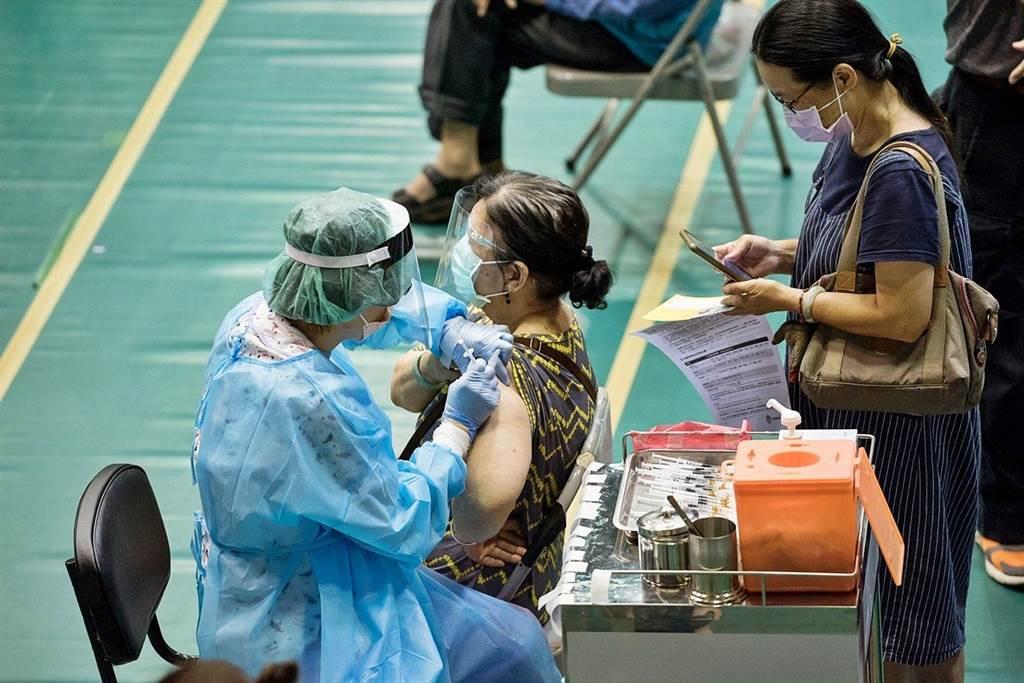 台湾今日通报新增8例新冠肺炎确诊病例，又有2人接种AZ疫苗后死亡