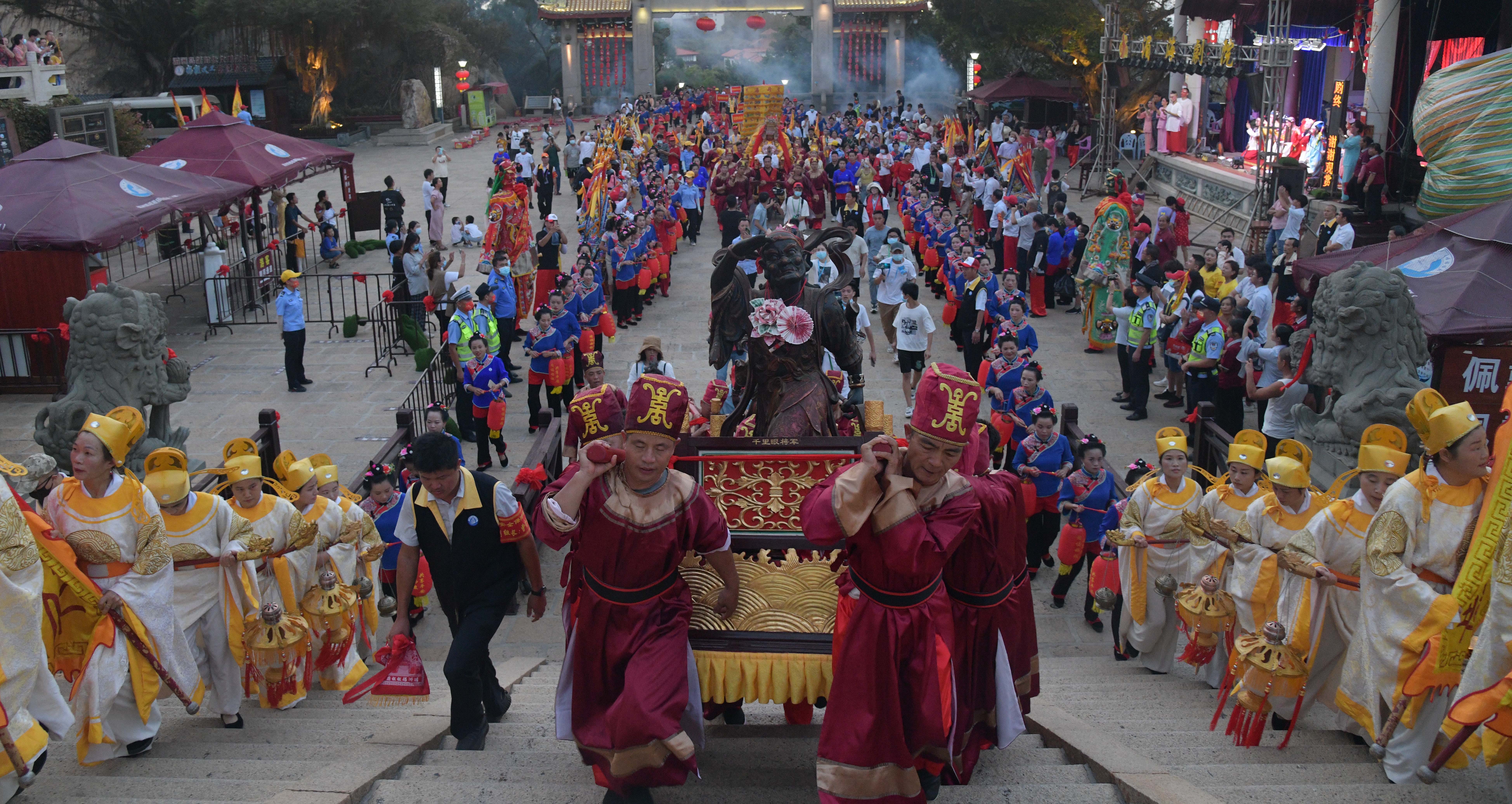 10月14日至15日,媽祖金身環島巡安,經過金海岸沙灘,世界媽祖文化論壇